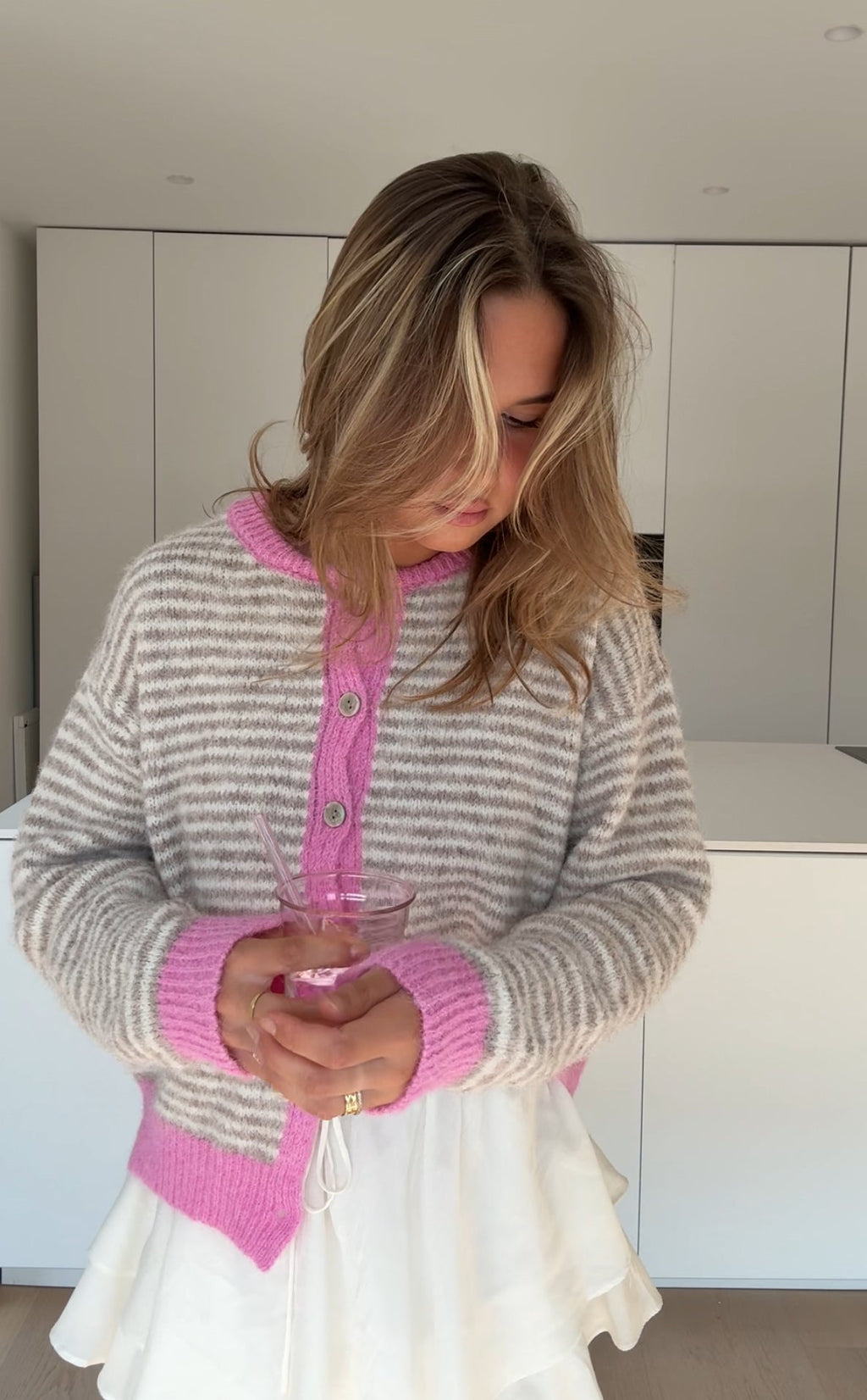 ANDREA | Cárdigan de rayas gris y rosa